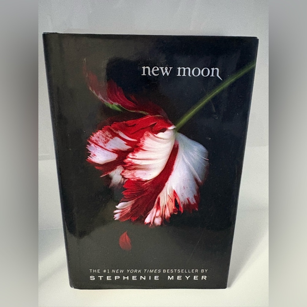 📚 3/$25 📚 New Moon Book by Stephenie Meyer
